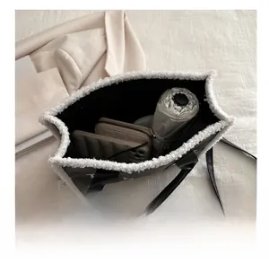 Vue de dessus de l'intérieur du grand sac cabas en toile gris foncé avec sa capacité