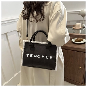 Photo lifestyle d'un sac cabas en cuir noir avec bordure en peluche et bandoulière