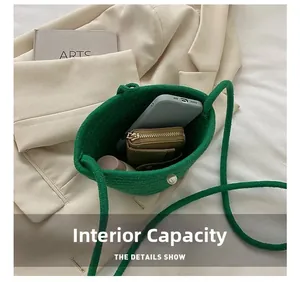 Capacité interne du mini sac tissé vert contenant téléphone, portefeuille et rouge