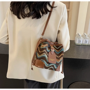 Nahaufnahme der Boho-Beuteltasche mit gewelltem Wollstoff und Leder-Kordelzug-Detail