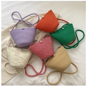 Collection de sacs seaux tissés colorés avec boucles en perles élégantes et fines bandoulières