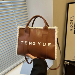 Sac fourre-tout en similicuir marron avec bordure en fausse fourrure blanche et poignées