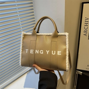 Sac cabas en cuir kaki avec bordure en fourrure blanche et bandoulière réglable