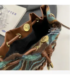 Detalle de bolso tipo cubo de punto con ribete de cuero y cierre magnético dorado