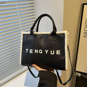 Sac fourre-tout en cuir noir avec bordure en laine blanche et logo TENG YUE élégant