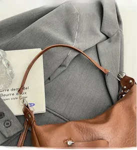 Détails d'un sac cabas en cuir PU marron avec poignées robustes et finitions métalliques