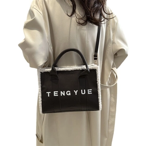 Sac fourre-tout noir avec bordure en peluche blanche et logo TENG YUE pour l'automne