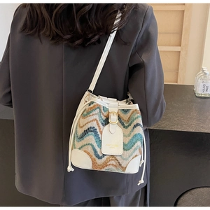 Details der Bohème-Beuteltasche mit Strickwellenmuster und weißem Leder-Kordelzug