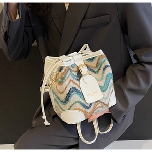 Detail der Bohème-Beuteltasche mit Wellenmuster und weißem Leder-Markenetikett