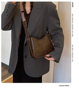 Sac seau vintage marron foncé avec large bandoulière tissée aux motifs géométriques