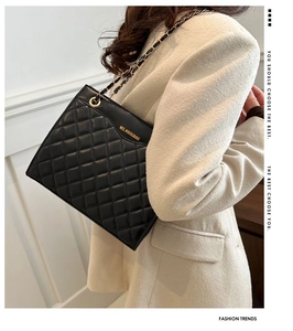 Détail d'un sac à bandoulière en cuir matelassé noir avec chaîne dorée sur mannequin