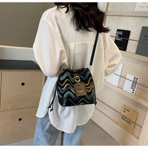 Details der böhmischen Beuteltasche mit Wellenstruktur, Lederbesatz und Kordelzug