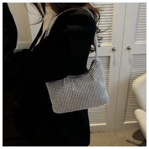 Détail du sac à bandoulière en strass argenté montrant la texture brillante des cristaux