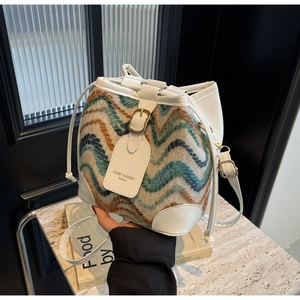 Details der Bohemian-Beuteltasche mit Wellenstrick-Textur und weißem Lederriemen