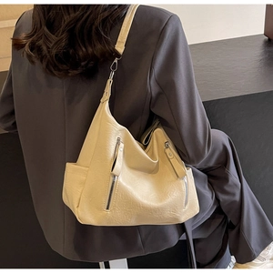 Détail du sac cabas crème avec doubles fermetures éclair et similicuir texturé