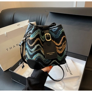 Details der böhmischen Beuteltasche mit Wellentextur und schwarzem Lederbesatz