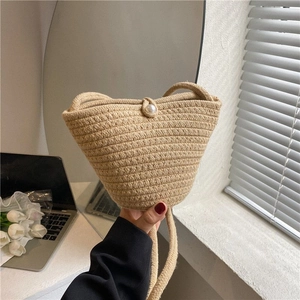Sac seau tissé beige avec perle et bandoulière épaisse pour un look décontracté