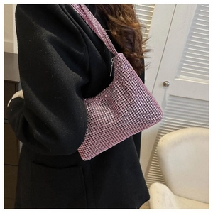 Détail d'un sac à main en strass rose avec des cristaux étincelants et une fermeture éclair argentée
