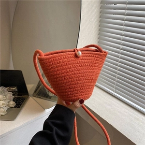 Sac seau tissé à la main orange avec fermoir perle élégant et fine bandoulière tissée