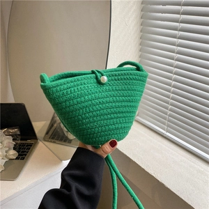 Sac seau tissé vert chic avec boucle en perle blanche et bandoulière pratique