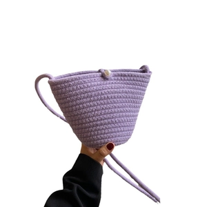 Sac seau fait main en corde de coton violette avec fermoir perle et longue bandoulière
