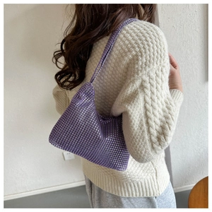 Détail du sac à bandoulière en strass violets avec cristaux brillants et forme trapèze