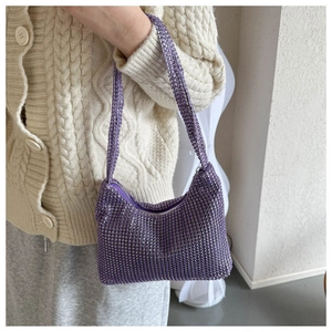 Détail du sac à bandoulière violet en strass avec sangle scintillante sur un mannequin