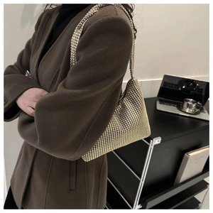Vue détaillée du sac à bandoulière en strass porté par un mannequin en manteau marron
