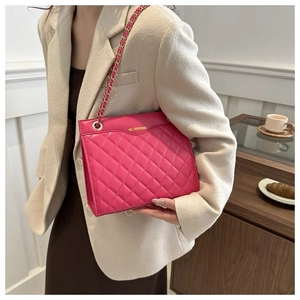 Vue rapprochée du sac matelassé rose vif avec chaîne dorée et logo MS.HUIXIBAG