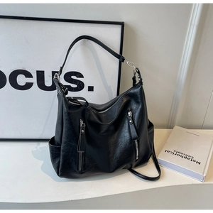 Détail du sac à bandoulière en cuir PU noir avec doubles fermetures éclair verticales