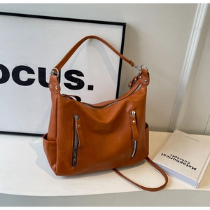 Détail du sac cabas caramel en similicuir avec texture plissée vintage et doubles zips avant