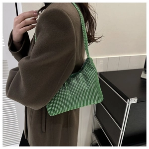 Gros plan du sac hobo à strass verts montrant la texture diamantée scintillante