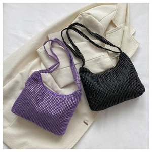 Détail des sacs à bandoulière en résille de strass violets et noirs au fini brillant