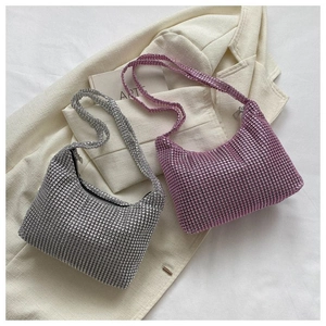 Détails de sacs à bandoulière en strass argentés et violets sur un fond de couleur neutre