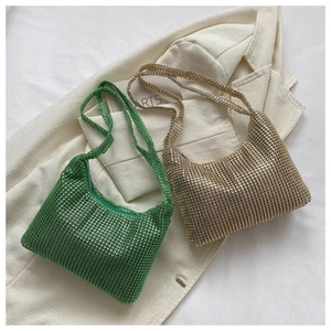 Détail de sacs à main à strass scintillants en vert et or champagne sur tissu élégant