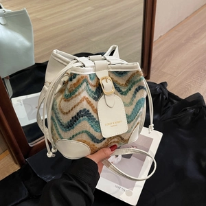 Bohemian Beuteltasche aus weißem Leder und Musterwolle mit goldener Schnalle und Kordelzug