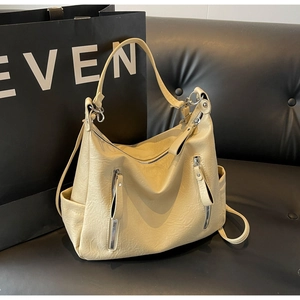 Détail du grand sac cabas beige en cuir plissé avec poches zippées verticales