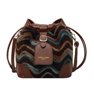 Böhmische Beuteltasche mit Wellenmuster und Details aus hochwertigem braunem Leder
