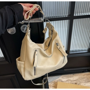 Détail du grand sac cabas beige en cuir PU avec plusieurs poches zippées et sangle