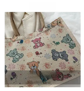 Gros plan sur un tissu jacquard épais aux motifs colorés d'ours et d'oiseaux
