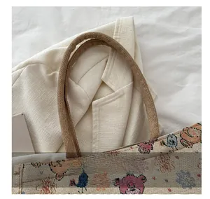 Détail de la poignée en corde tressée et imprimé ours rose sur sac cabas en toile