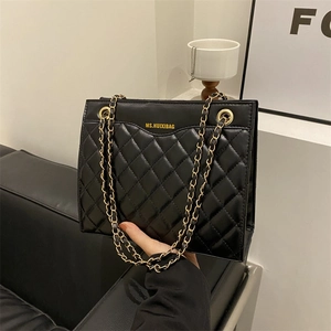 Sac à bandoulière matelassé noir élégant avec chaîne dorée et logo pour femmes