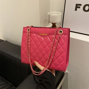 Sac cabas rose fuchsia avec matelassage en losanges et bandoulière en chaîne dorée
