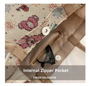 Détail intérieur du sac cabas en toile avec poche zippée et fermeture magnétique