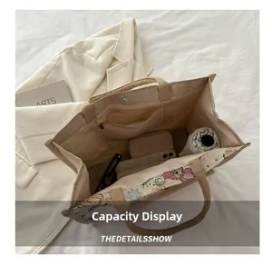Capacité interne d'un sac en lin montrant téléphone, parapluie et poche zippée