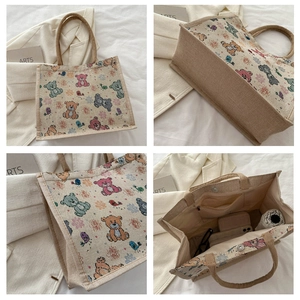 Vues détaillées d'un sac cabas en toile avec ours cartoon et poignées en jute tressé