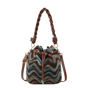 Bolso saco bohemio de punto con patrón de ondas, cordón y correas dobles