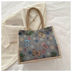 Gros plan d'un grand sac cabas en toile avec imprimés ours colorés et anses en corde