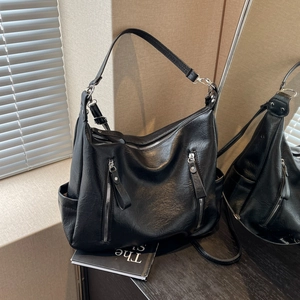 Sac cabas vintage noir en similicuir texturé avec deux poches zippées sur le devant