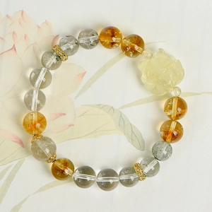 Bracelet en perles de cristal blanc 10mm avec pendentif renard en citrine et dorures